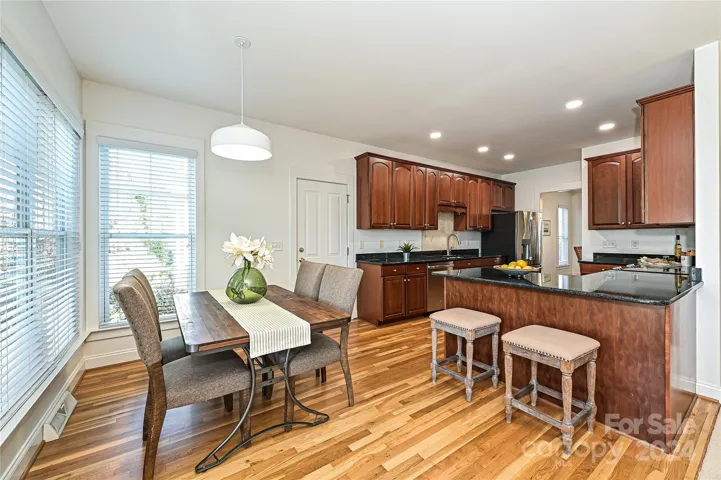 Eat-in Kitchen
