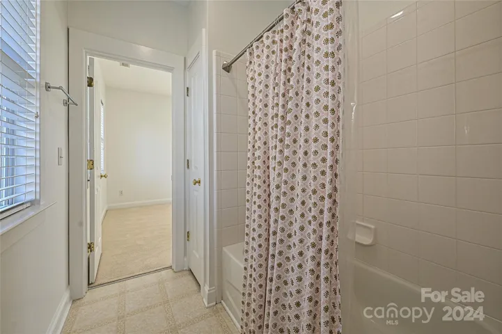Jack N Jill tub/shower between bedrooms