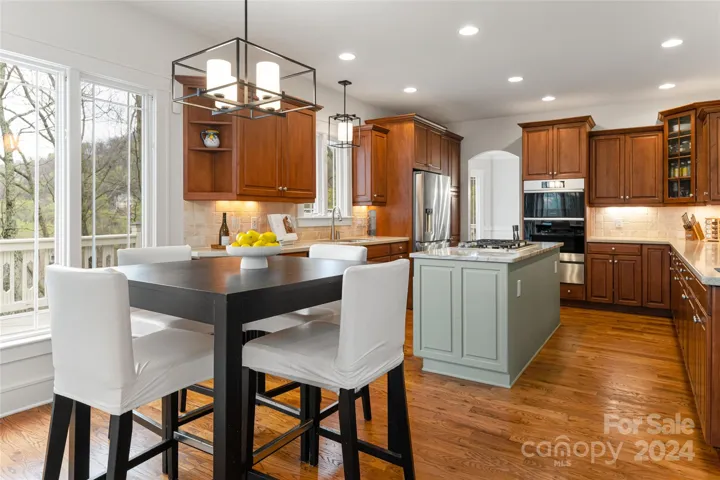 Perfectly sized eat-in kitchen