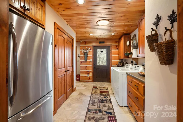 Mudroom/laundry off kitchen & garage