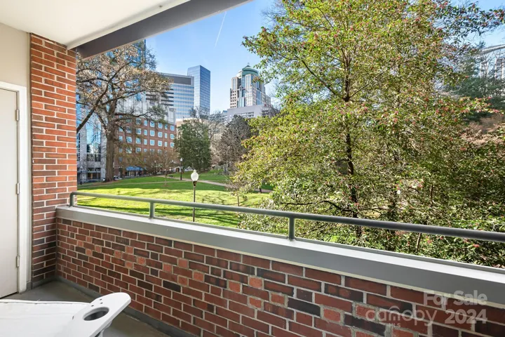 Gorgeous skyline view of Charlotte and Settlers Park bring the energy and serenity together in this uptown Charlotte condo.