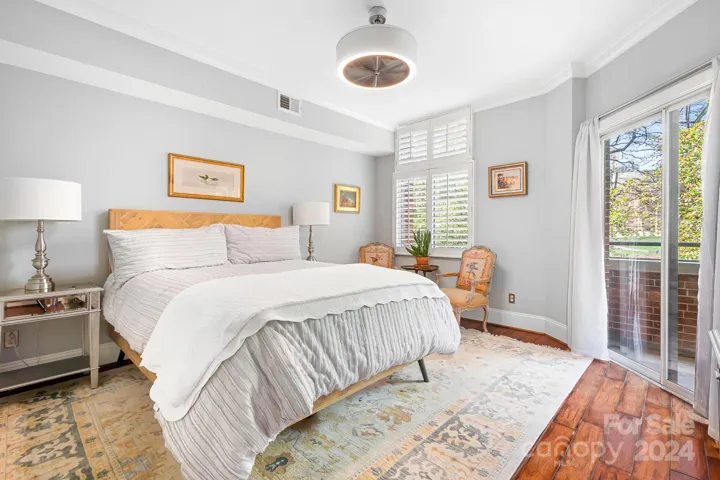 Large guest bedroom with access to the 2nd balcony.