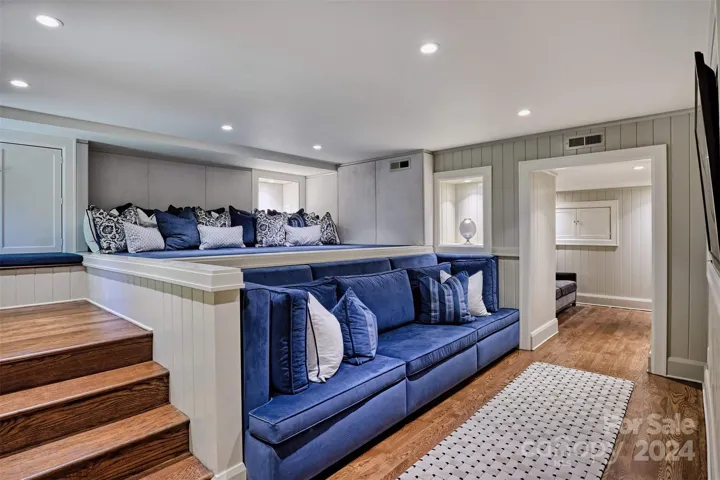 guest lodge dual screen media bunk room