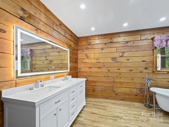 Main Level-Primary Ensuite Bath