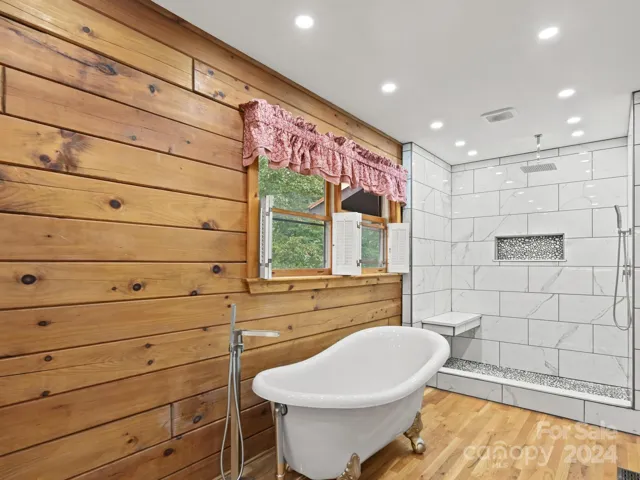 Main Level-Primary Ensuite Bath