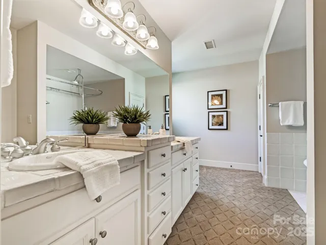Dual vanity 3rd bedroom w separate toilet closet