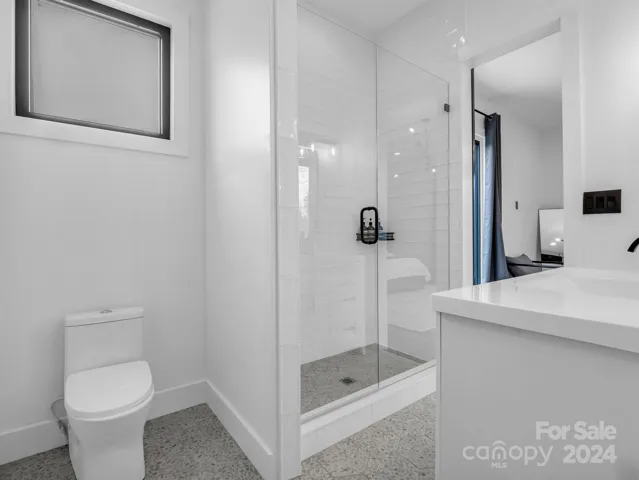 Full bathroom for two of the 3 bedrooms on the second floor.