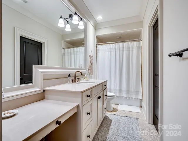 Beautiful bath and closet space