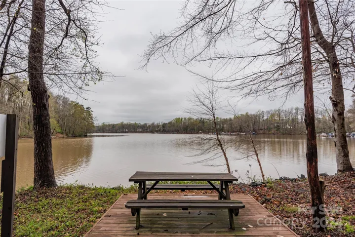 Enjoy lunch on Lake Wylie!