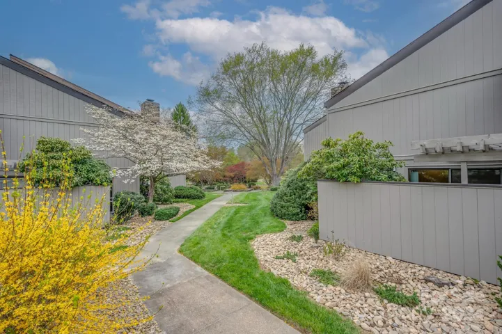 Beautiful landscaping - Spring in Lakemoor