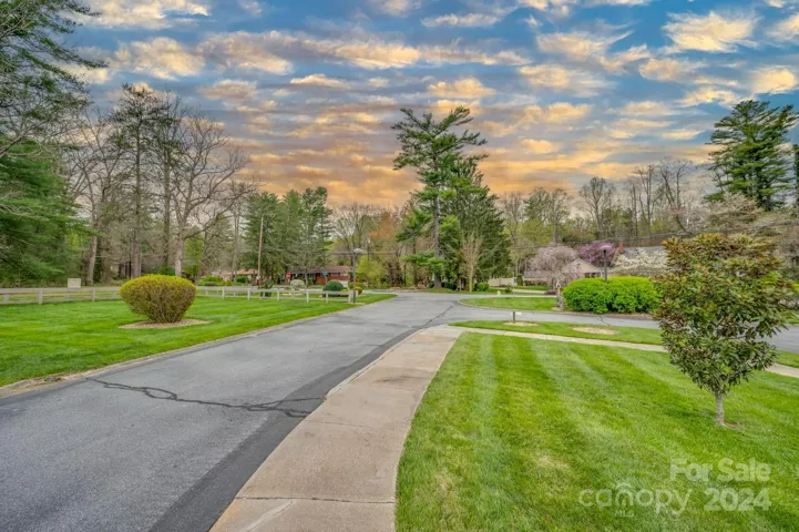 Desirable Lakemoor Village