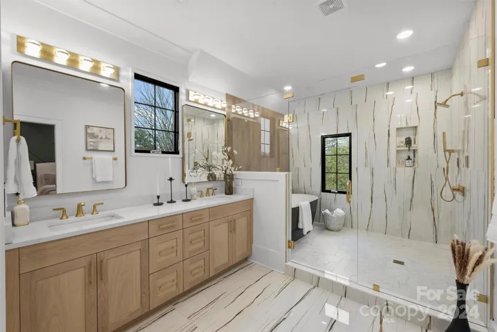 primary wet room w/tub