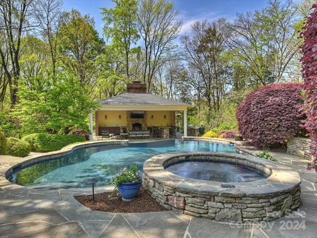 Pool/Hot Tub/Waterfall
