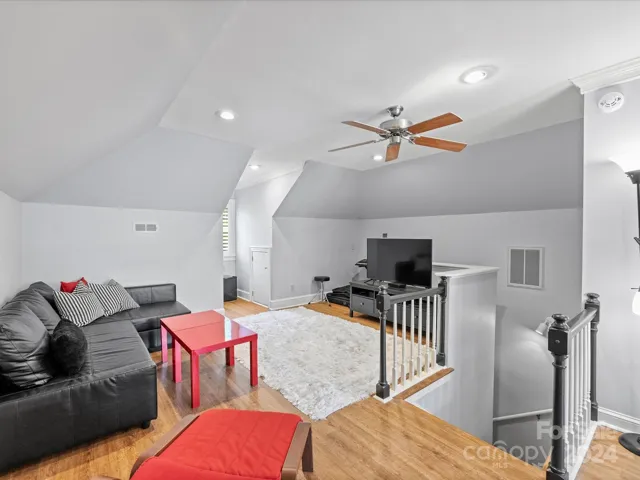 Bedroom 6/Bonus/Music Room