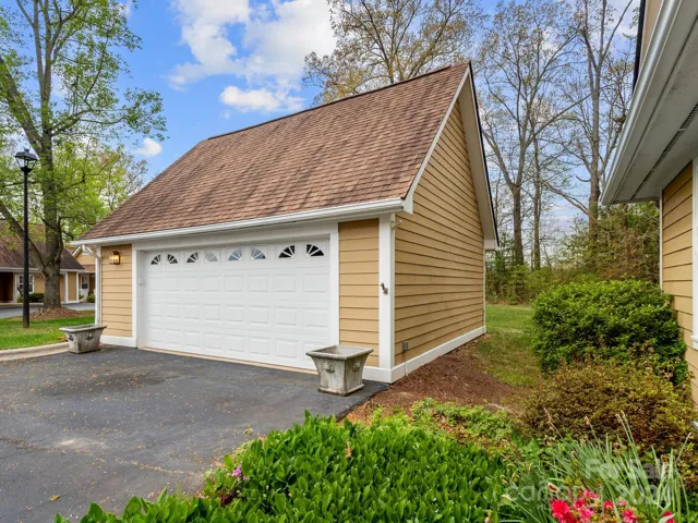 Detached 2-car garage