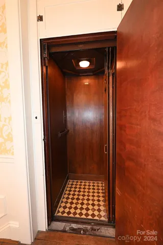 Elevator to all 3 levels