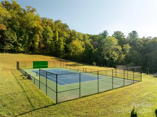 Beautiful knoll for tennis