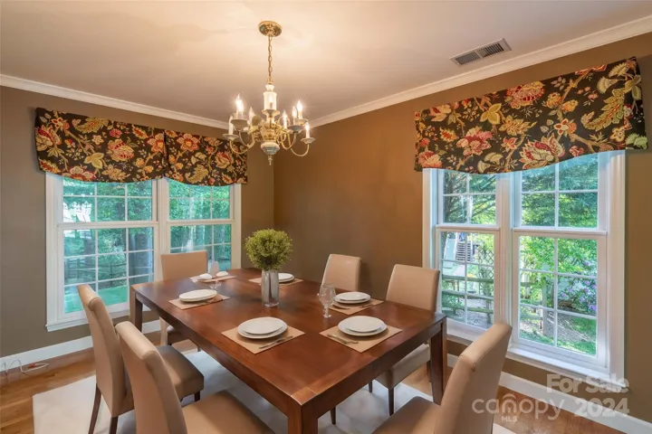 Virtually staged dining room
