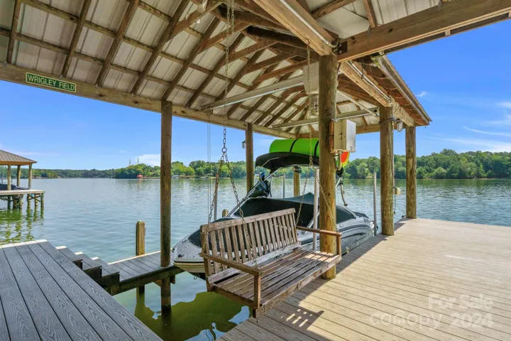 COVERED BOAT DOCK WITH LIFT