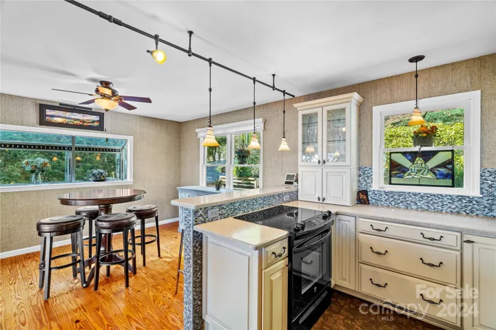 Breakfast Bar & Dining Area