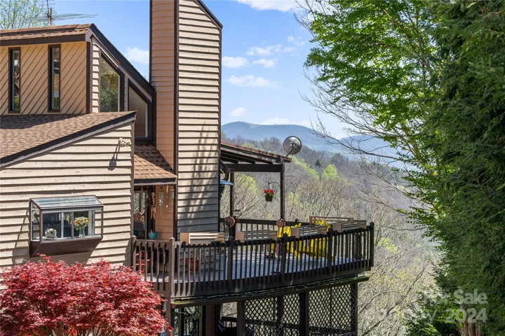Wrap around main level deck w/enchanting mountain views