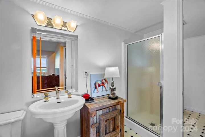 Full bath in the basement
