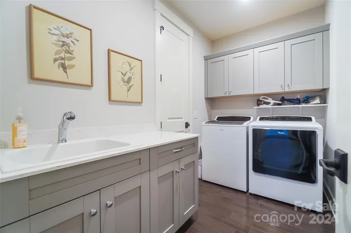 Direct access to Laundry from Primary Suite