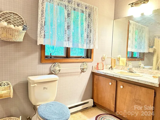 Shared upper level bathroom