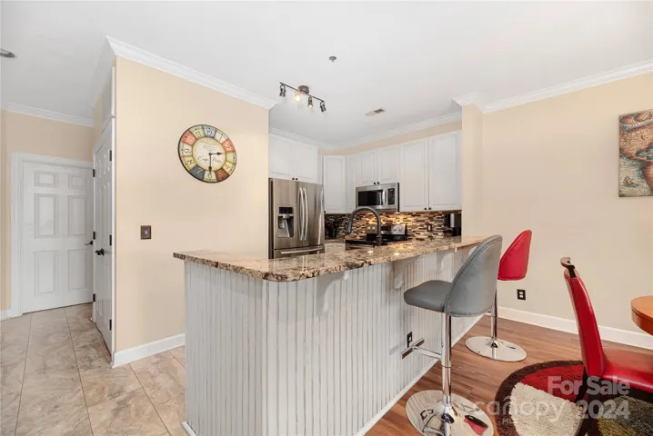 Kitchen with breakfast bar