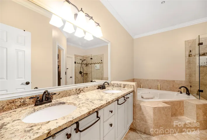 Dual sink vanity in primary bathroom