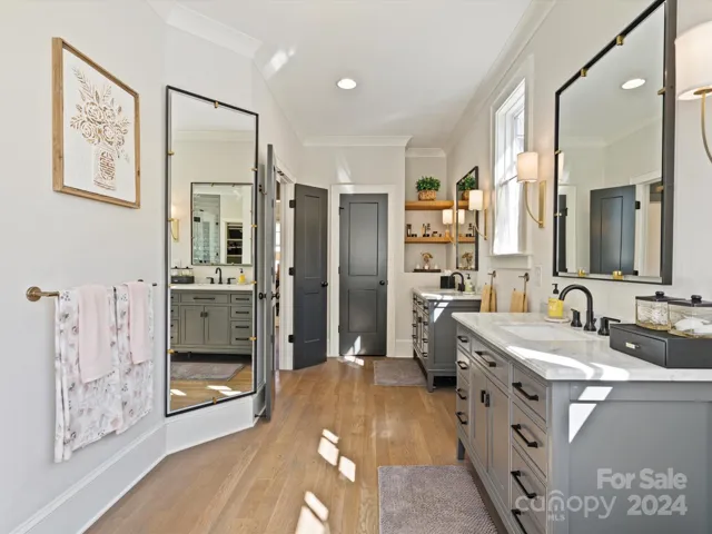 Primary En-suite bathroom