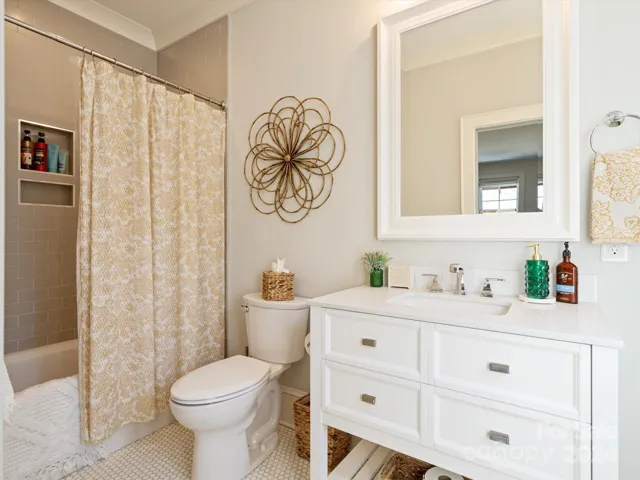 2nd floor guest bedroom full en-suite bath