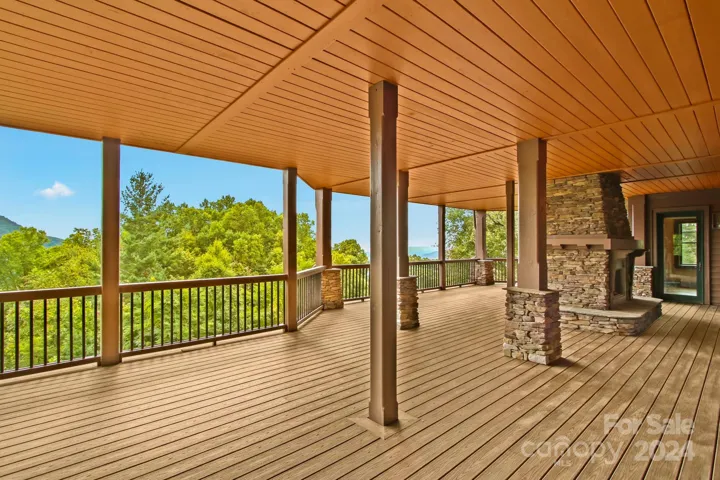 Large lower-level deck, recently added trex