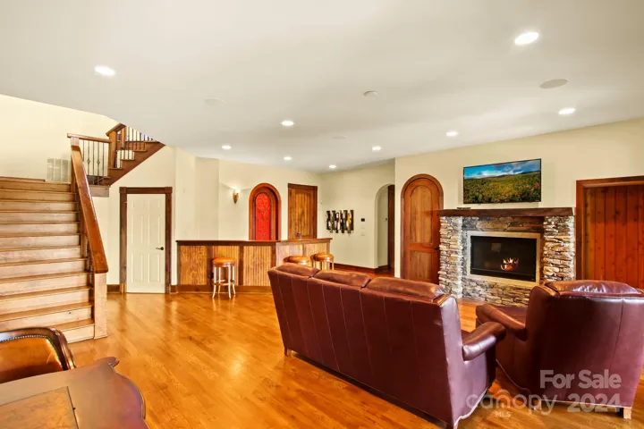 Bar area, wine cellar, lower deck access, views!