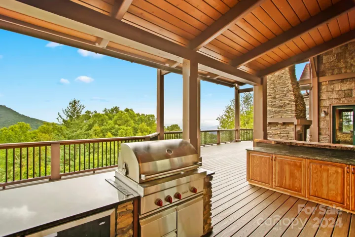 Outdoor Grilling Kitchen with VIEWS!