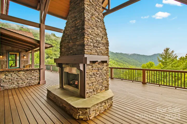 Spacious main-level deck- new trex decking 2024