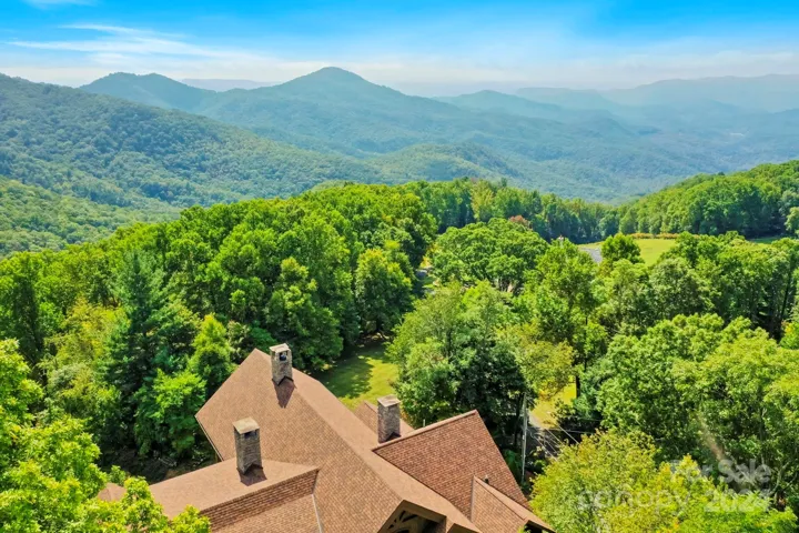 Awesome mountain setting, overlooking John's River Gorge
