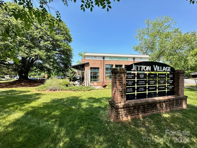 A variety of neighborhood shopping, restaurants and entertainment are just an easy stroll from this walkable community!