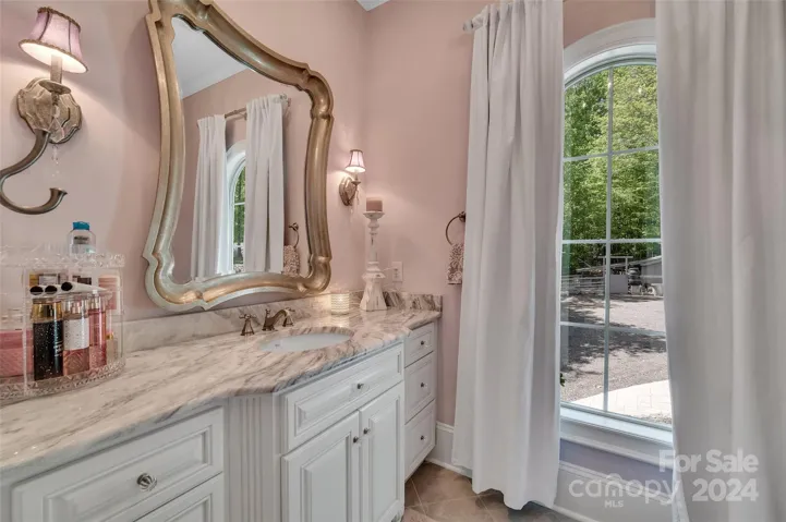 Full bathroom off of secondary bedroom #1