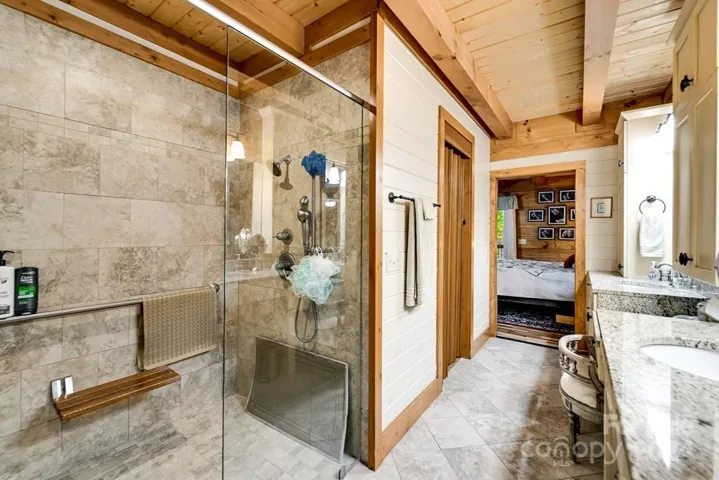 Large roll in porcelain shower