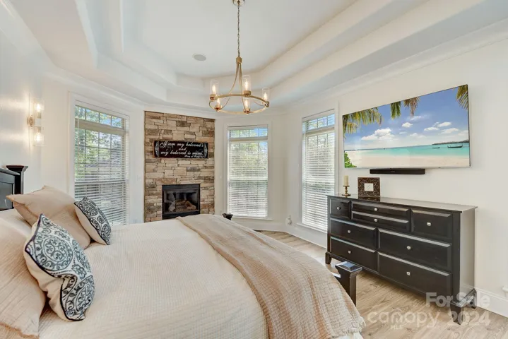 Primary ensuite on main with fireplace