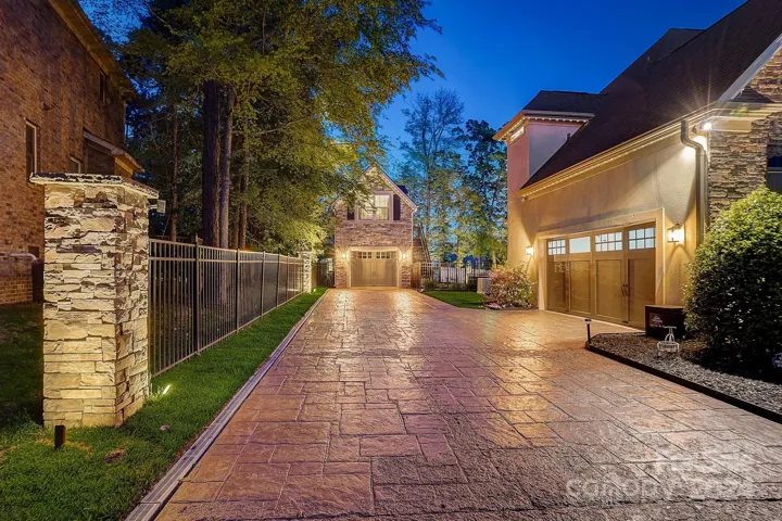 Detached garage/Guest suite