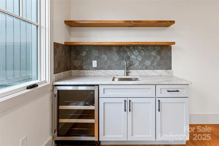 Lower wet bar