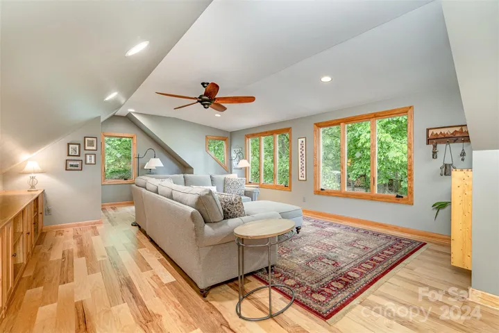 Large Bonus room