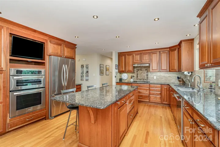 Kitchen with large island