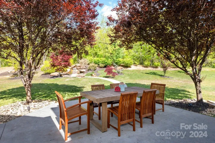 Dine alfresco with relaxing waterscape sounds