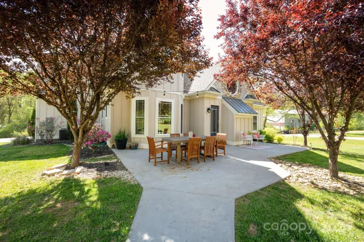 Easy to entertain flat patio with easy access to kitchen and livingroom