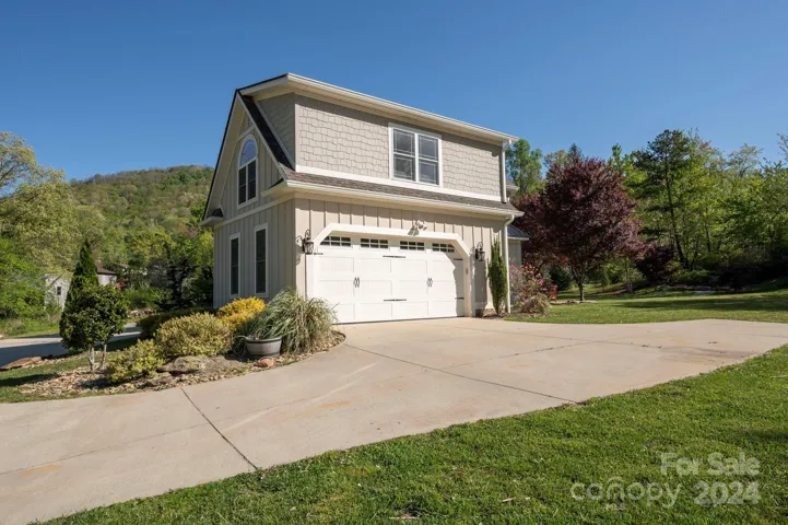 Easy circular with main-level garage