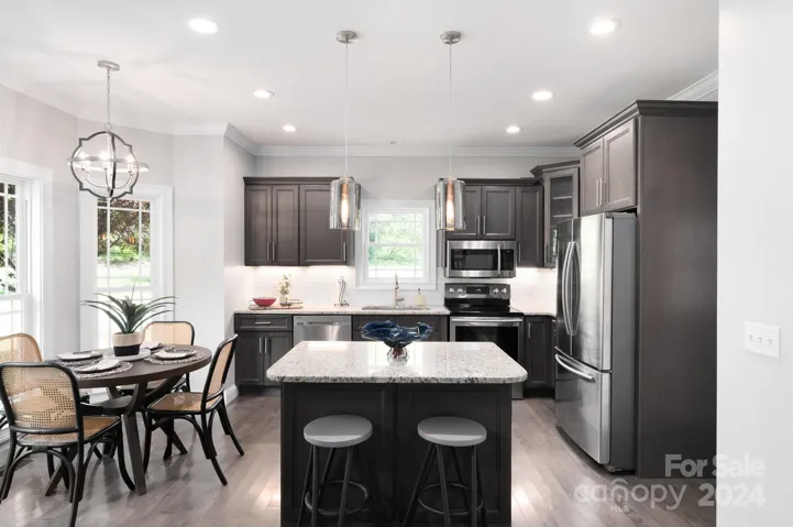 Lovely eat-in kitchen island