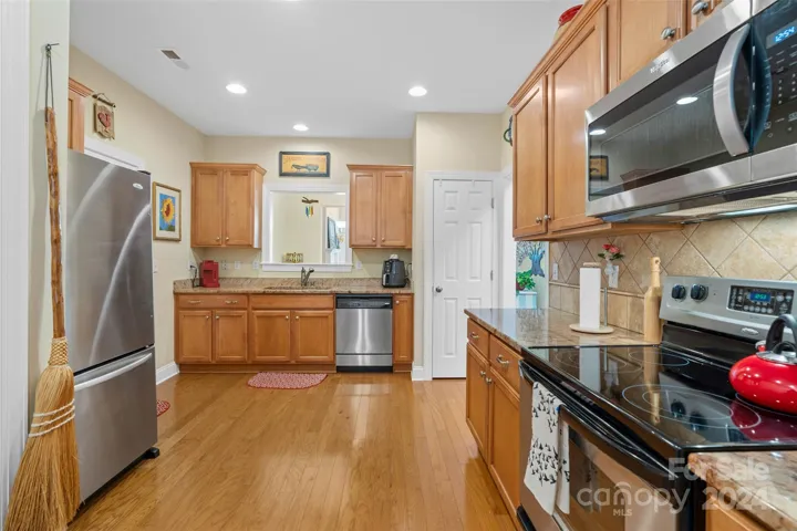 Beautiful kitchen with Maple cabinets, Granite countertops, hardwood floors